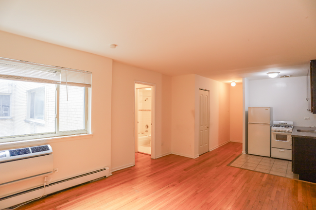 Photo - 1055 W Catalpa Ave Apartment Unit 3