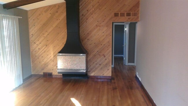 Photo - 22012 Logue Ave