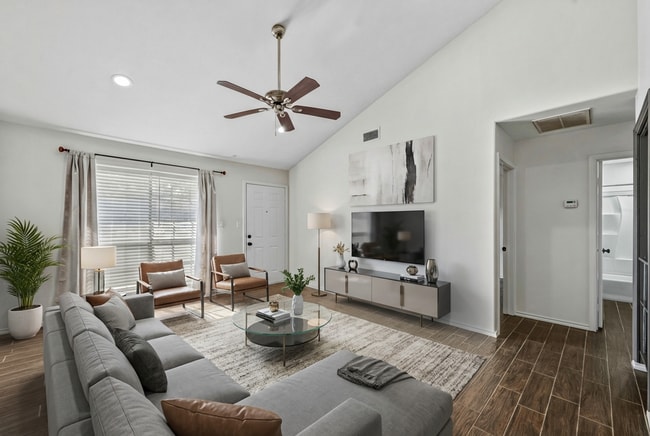 Building Photo - Centrally Located Apartment with Pool!!