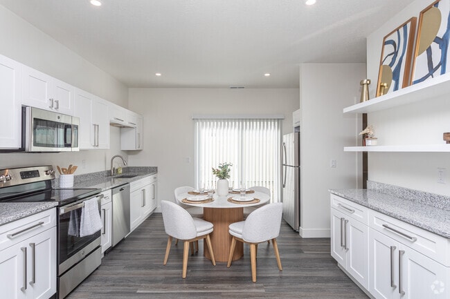 2BR, 2,5 BA - 1136 FT - Cocina - Klein Huis at Turner Mill