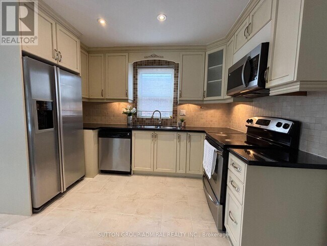 Photo - 138 Poyntz Ave