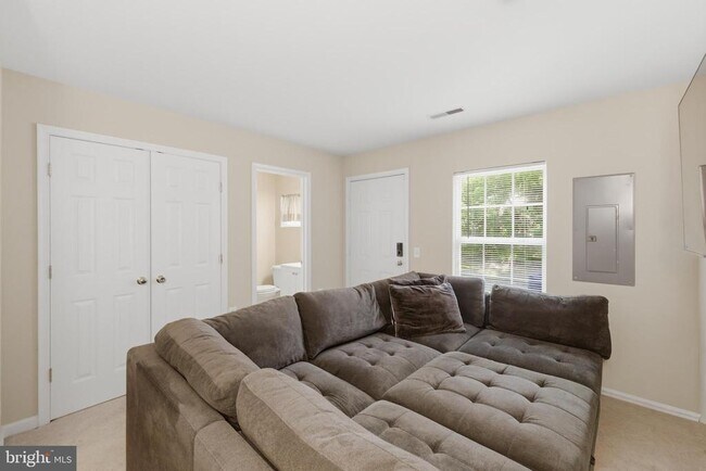 Photo - 23098 Fontwell Square