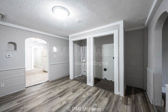 Photo - 240 N Beville Ave