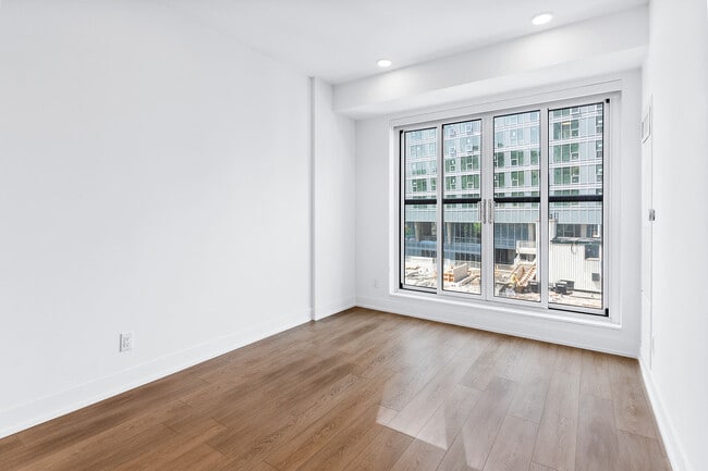 Photo - 200 Redpath Ave