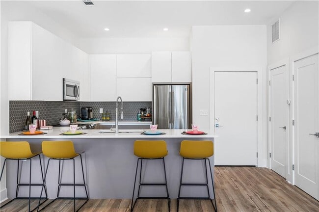 Building Photo - 1155 Custer Ave SE Unit 202