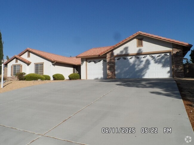 Building Photo - 3 Bedrooms, Den, 2 Bathrooms, 3 Car Garage... Rental