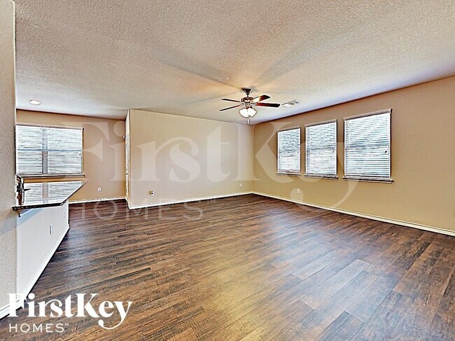 Photo - 561 Jamestown Ln