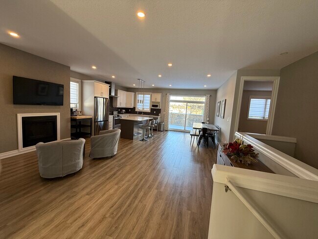 Photo - 117-9861 Glendon Dr