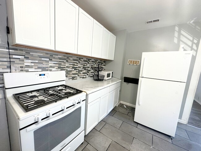 Building Photo - 114 17th St Unit #2