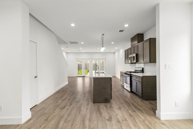 Photo - 2202 Wavell St