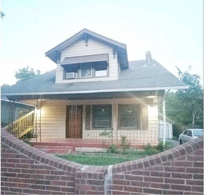 Photo - 105 N Xanthus Ave