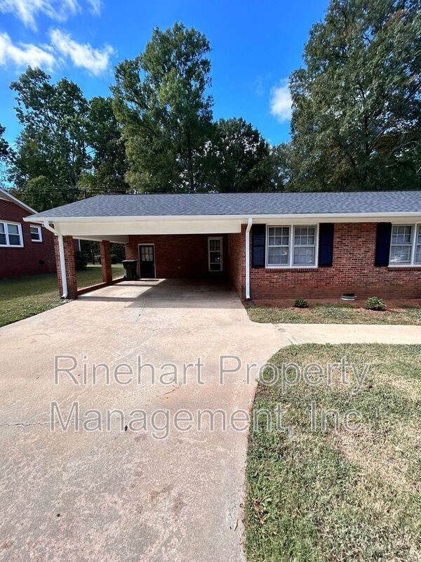 Photo - 699 University Dr