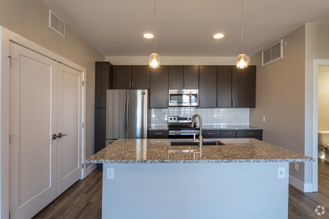 1BR, 1BA - 701 SF