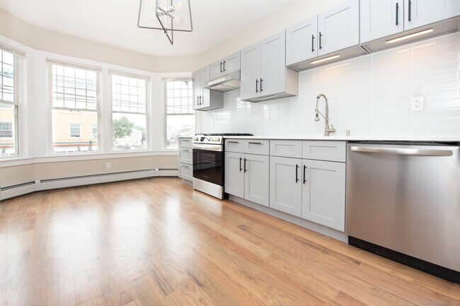 Photo - 527 E Main St Unit 2nd floor Right