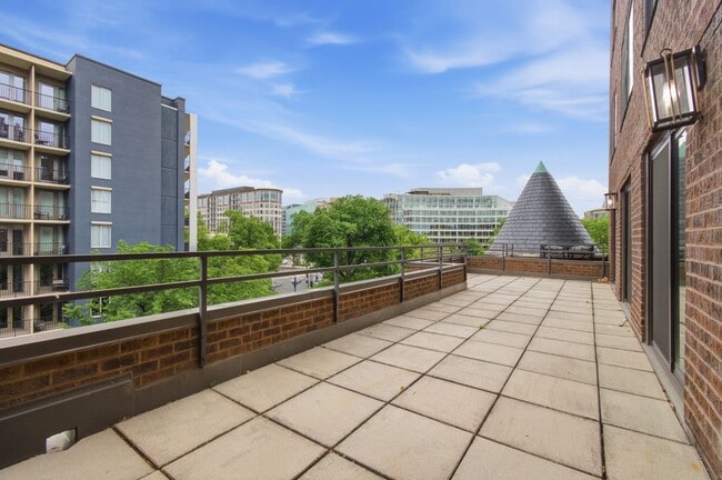 Building Photo - 3 Washington Cir NW