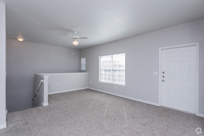 2HAB, 1BA - 871 ft² "Rustenburg" Sala de estar y escaleras de la entrada al nivel de la calle - COTTON CROSSING