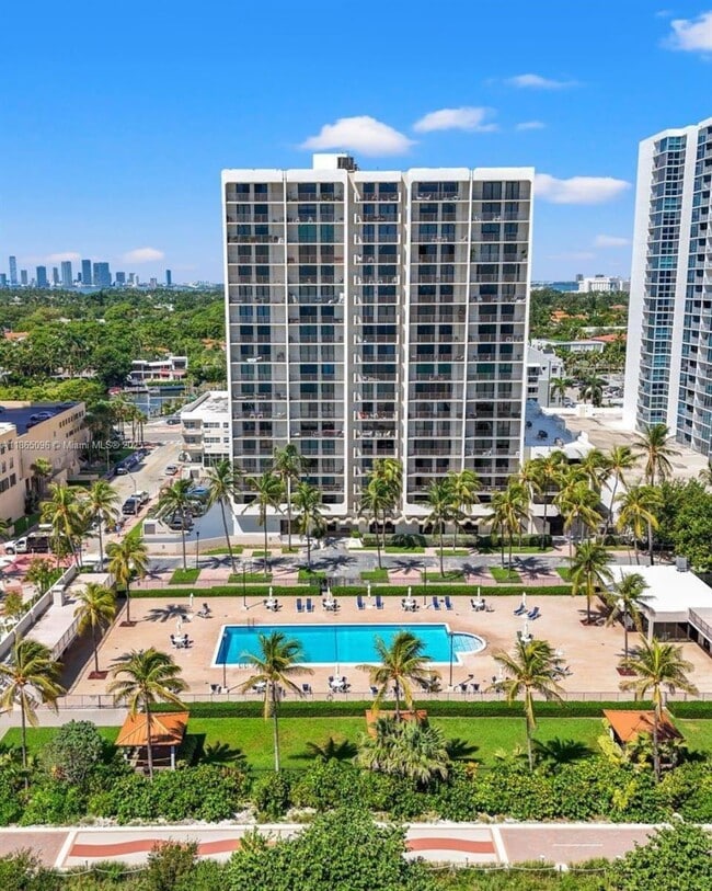 Building Photo - 2625 Collins Ave Unit 305 Rental