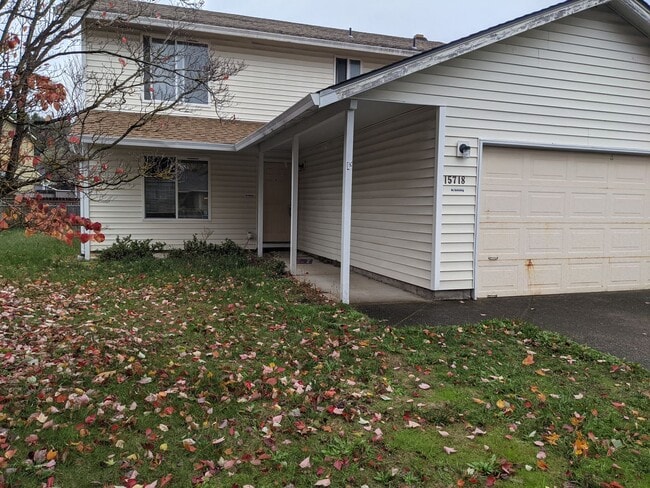 Building Photo - Large 4 bedroom