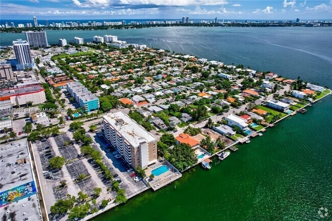 Building Photo - 1455 N Treasure Dr Unit 3R Rental