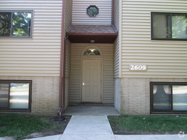 Building Photo - 1 bedroom, 1 bath condo on Iowa City's wes... Unit 5