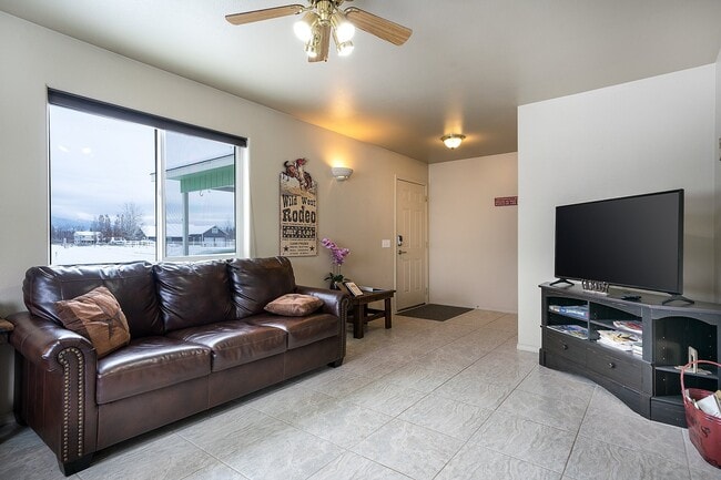 Photo - Fully furnished w/ internet and utilities included
