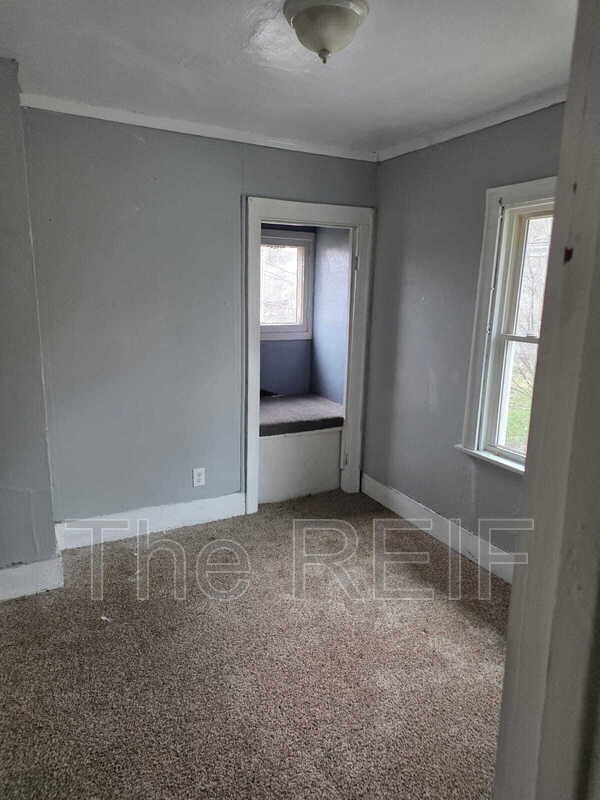 Photo - 1023 Barrie Ave