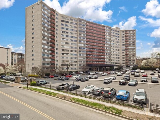 Building Photo - 5340 Holmes Run Pkwy Unit 1016