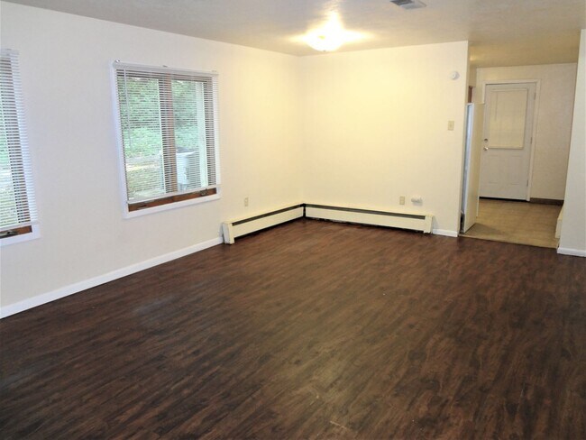 Photo - 2 Bed, 2 Bath Apartment off University Ave. w/ Hardwood Flooring Unit 2