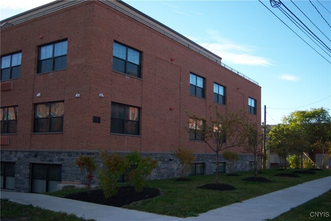 Building Photo - 721 N Clinton St Rental