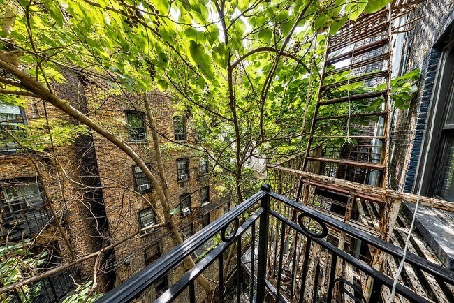438 W 52nd St Unit 8F