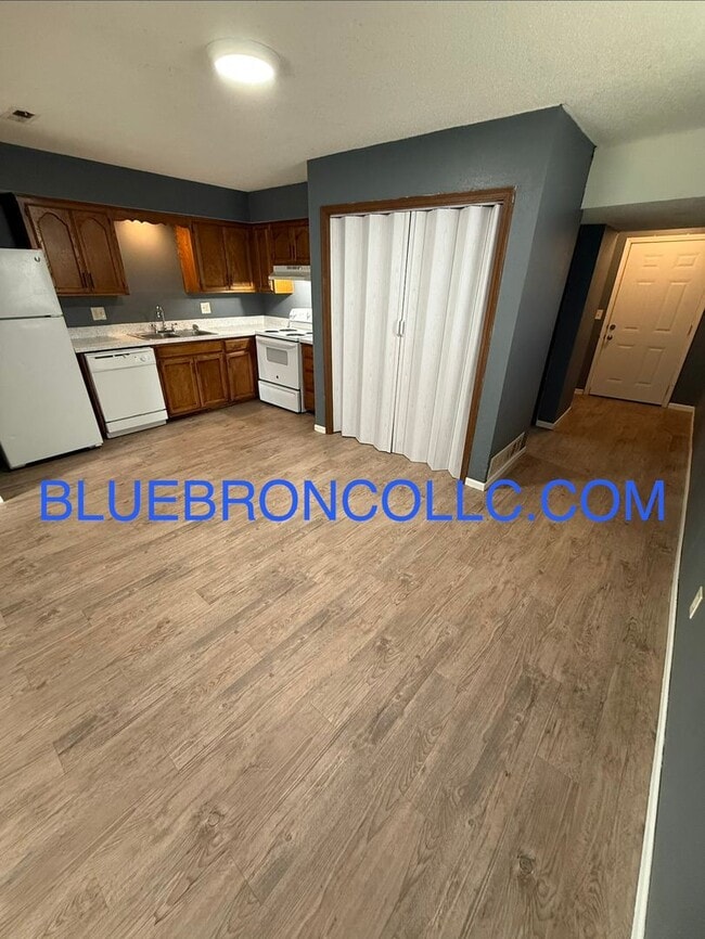 Photo - 141 SW Oxford Pl