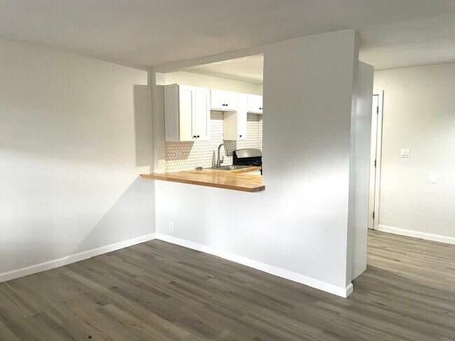 Photo - Modern 1 bedroom with yard!