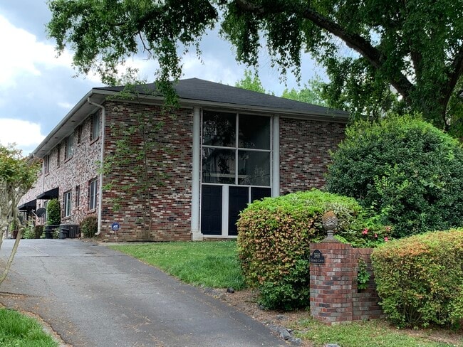 front view - 3668 Kingsboro Rd NE Unit 1