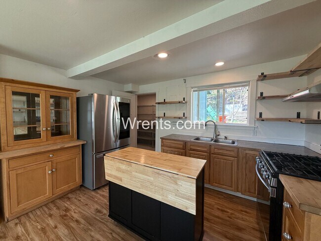 Photo - Lakeview Cabin Living – 1 Bed / 1 Bath Retreat on Sprague Lake!