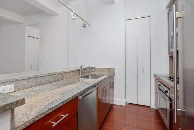 Photo - 80 John St Unit 4C