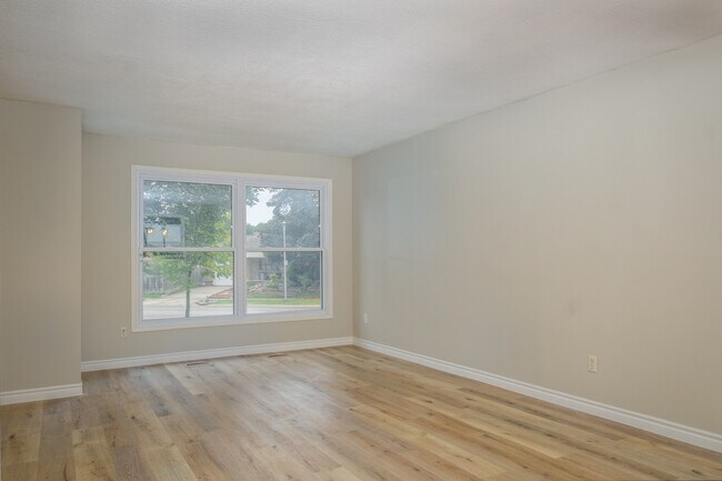 Photo - MODERN THREE BEDROOM CONDO TOWNHOME CLOSE TO WHITEOAKS MALL Unit 116