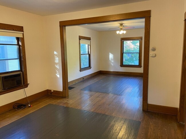 Building Photo - MOVE-IN SPECIAL! Roomy 2 bedroom apartment on the growing NW Side! An availability that won't last! Unit 1016 Fremont Ave NW 2