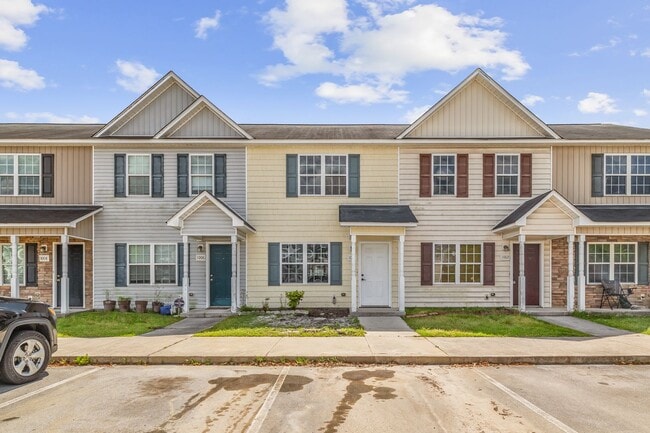 Building Photo - Charming 2-Bedroom 2.5-Bathroom Townhouse with Fenced Yard