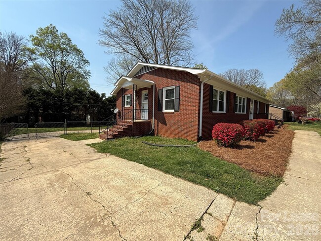 Photo - 851 Fieldstone Rd