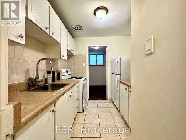 Photo - 570 Eglinton Ave W Unité 4