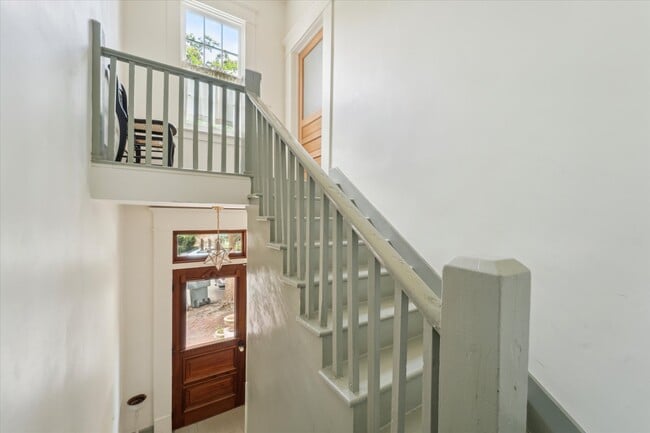 211 W 40th St Unit B