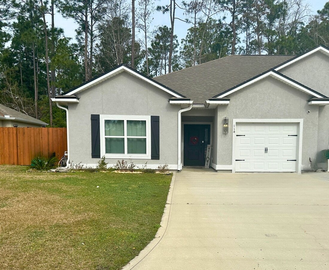 3/2 fenced in yard and close to base! - 3/2 fenced in yard and close to base! House