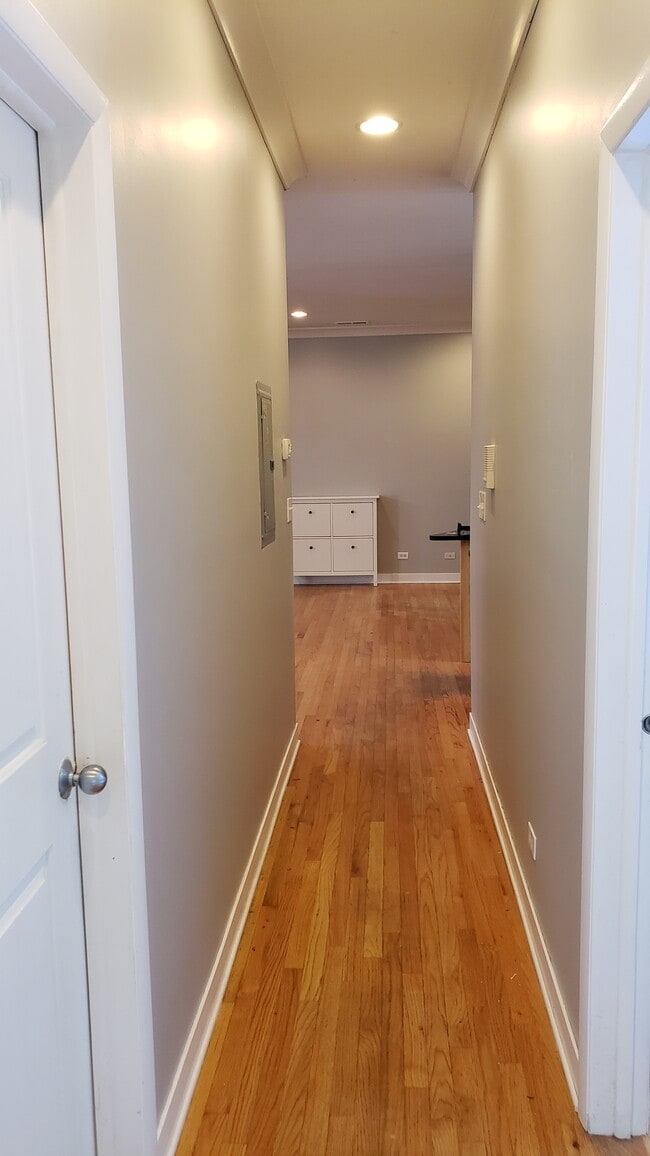 Hallway - 4044 N Kedvale Ave Unit 2B
