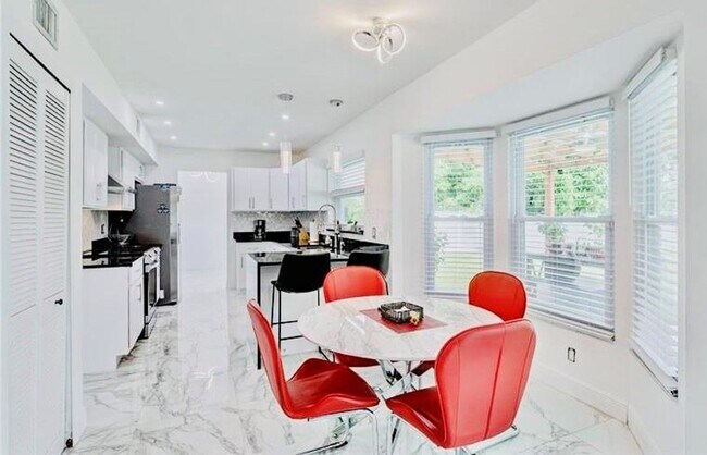 Photo - 128 Royal Pine Cir N