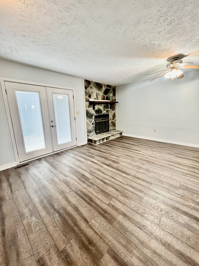 Photo - 403 Cedarstone Rd