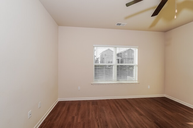 Photo - 6048 Rainbow Row