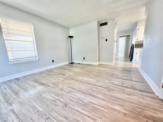 Photo - 4021 Avenue Q 1/2