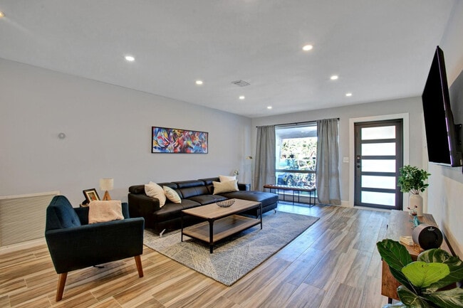 Photo - 2632 Madison St