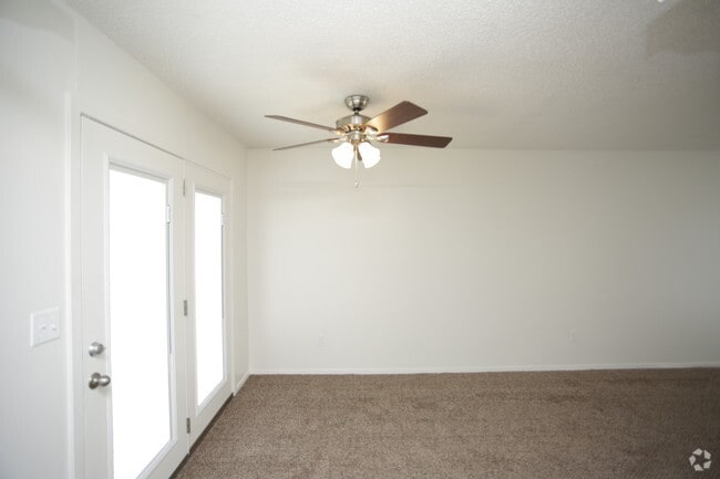 2BR, 1BA - 920 SF