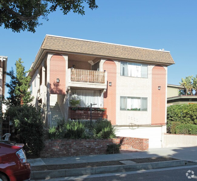 Photo - 2927 Arizona Ave - near Wilshire Blvd!